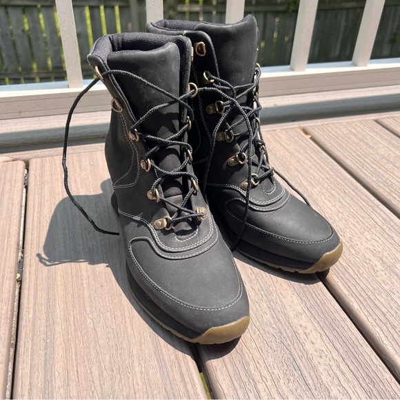 Timberland Black Lace-Up Boots with Tan Soles - Picture 1 of 7